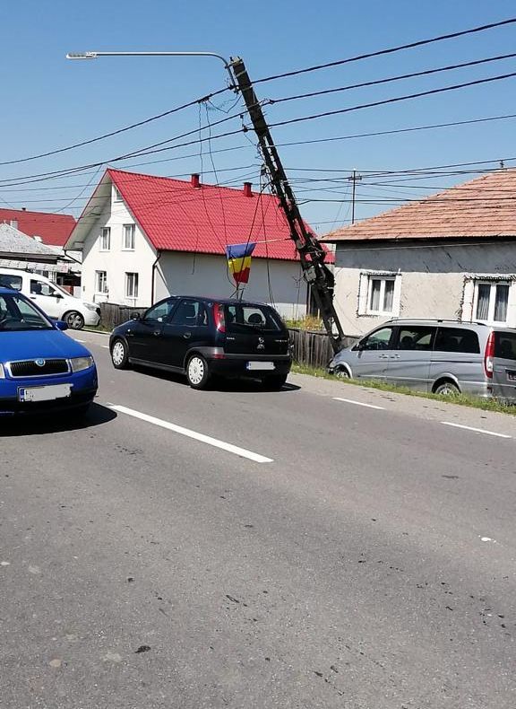 Accident rutier în Josenii Bîrgăului! O autoutilitară a rupt un stâlp de electricitate