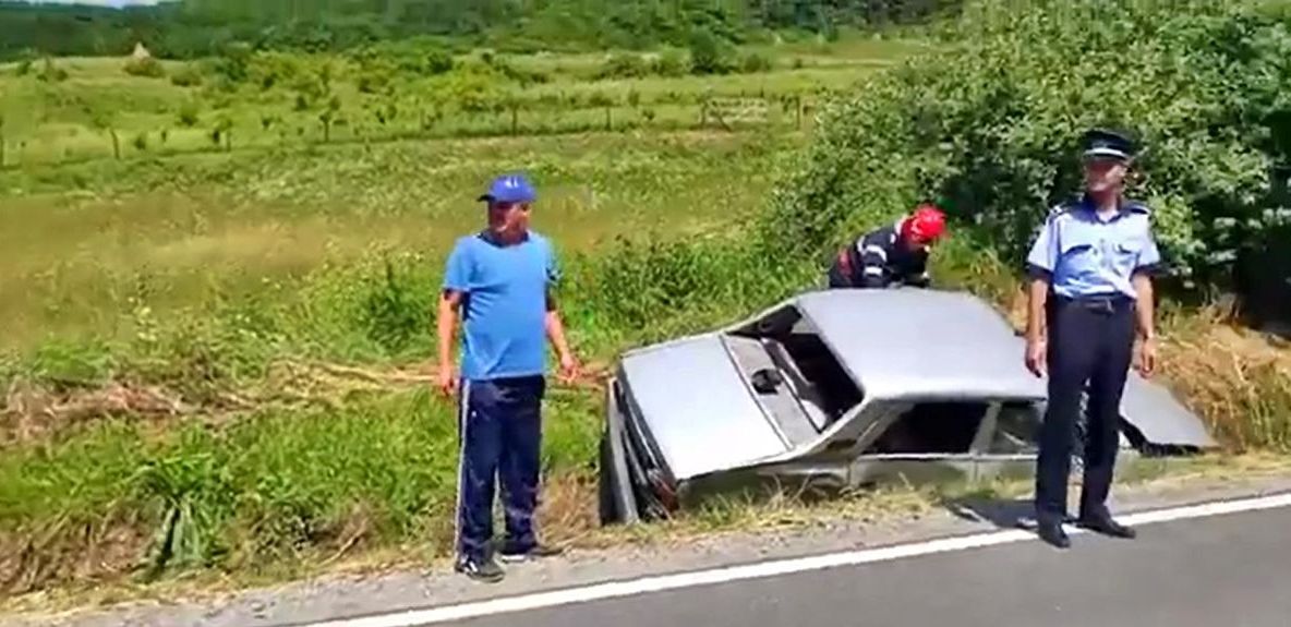 Bistrițeancă de 70 de ani, aflată la volanul unei mașini, la spital, după ce a fost acroșată de un alt autoturism