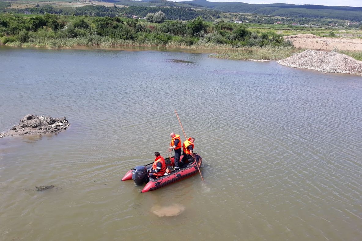 Pompierii bistrițeni caută o persoană despre care se crede că ar fi căzut într-un lac