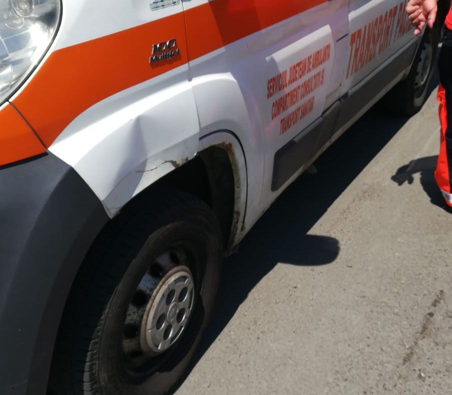 Ambulanță implicată într-un accident rutier produs pe raza municipiului Bistrița