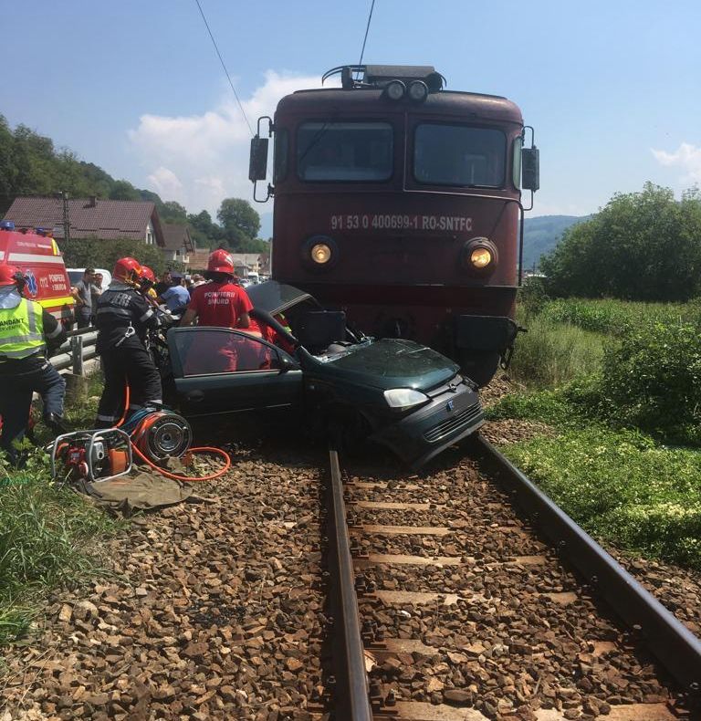 Grav accident feroviar în Bistrița-Năsăud. Un tren în care se află peste 100 de persoane a lovit un autoturism. Două persoane din mașină sunt în stop cardiorespirator (FOTO/VIDEO)