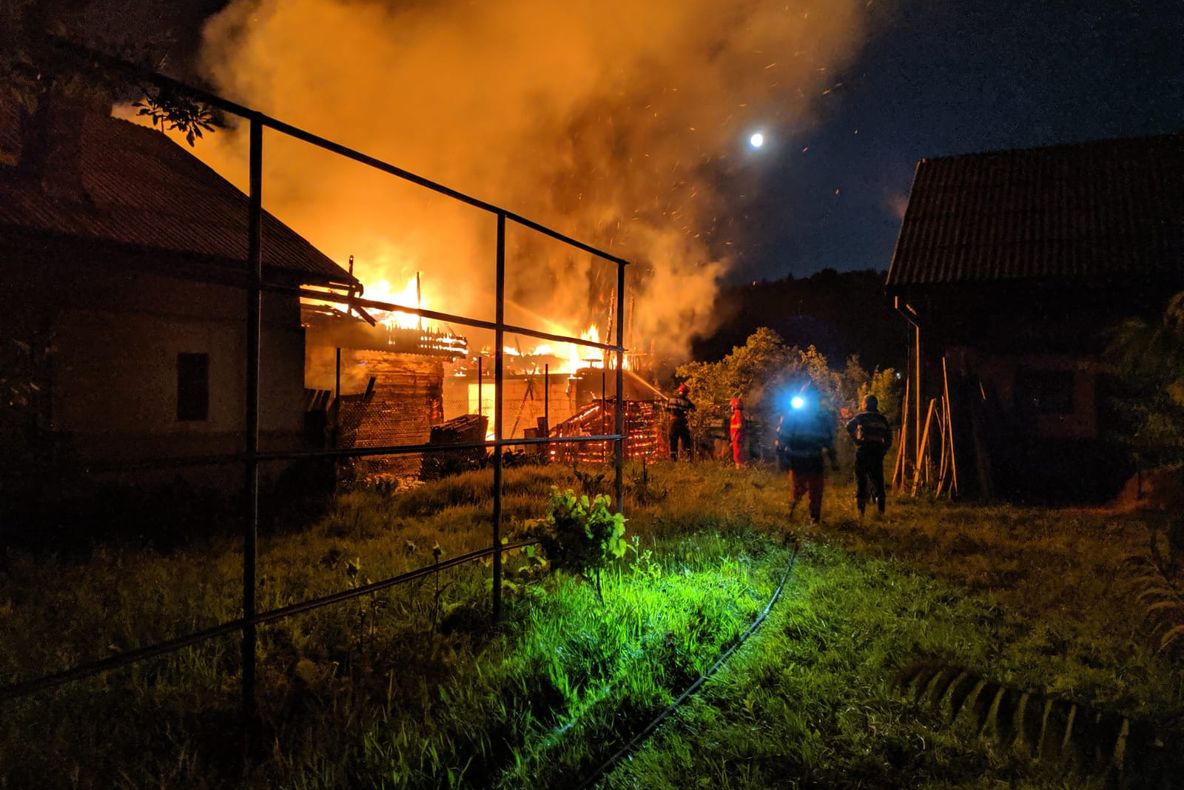 Flăcări puternice au cuprins o casă de vacanță din localitatea Tiha Bârgăului (FOTO/VIDEO)