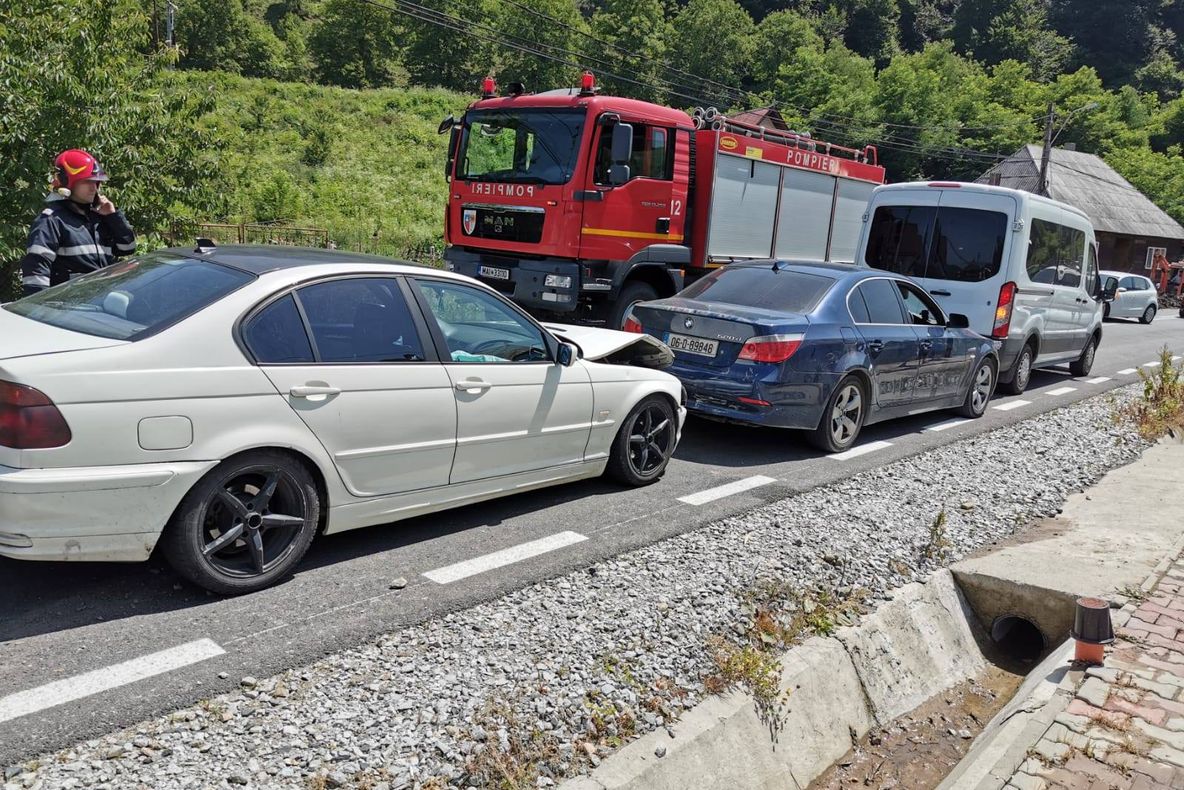 Caramabol pe DN 17 C, la Telciu! Trei mașini implicate, conduse de maramureșeni. Șase persoane, rănite, patru fiind minore