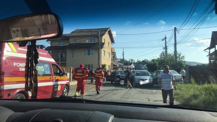 UPDATE/FOTO: Trei autoturisme implicate într-un accident în Beclean! Patru persoane au ajuns la spital