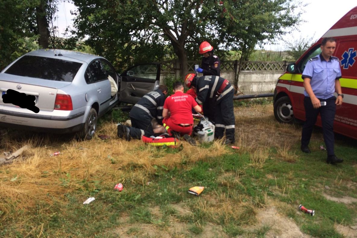 Un bărbat se zbate între viață și moarte după un accident produs pe un drum județean din Bistrița-Năsăud (FOTO)
