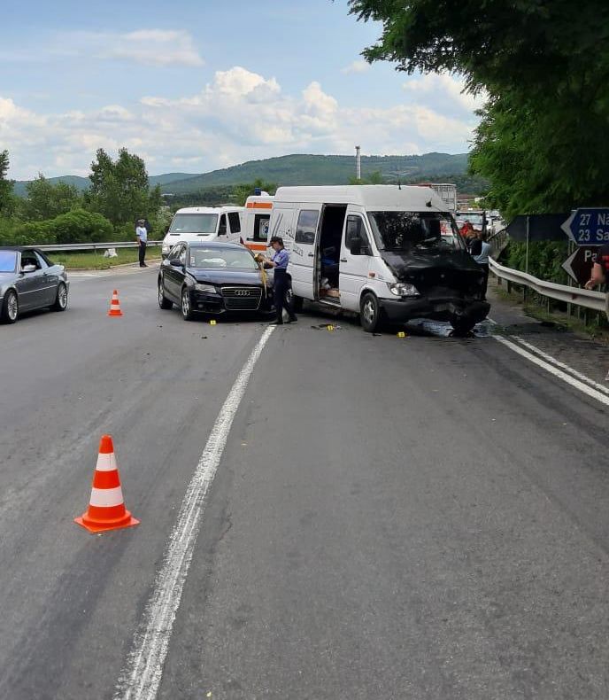 Trei mașini, implicate într-un accident rutier la intersecția DN 17 cu DN 17D! Două persoane au ajuns la spital
