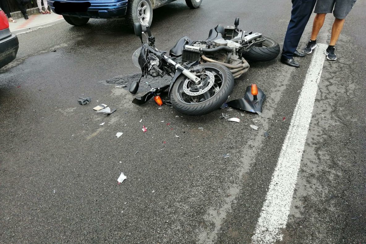 FOTO: Accident între un autoturism și două motociclete, la Tiha Bîrgăului