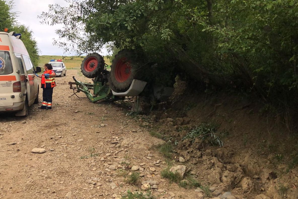 Intervenție a elicopterului SMURD în Bistrița-Năsăud. A fost solicitat să preia o femeie rănită după ce s-a răsturnat cu tractorul