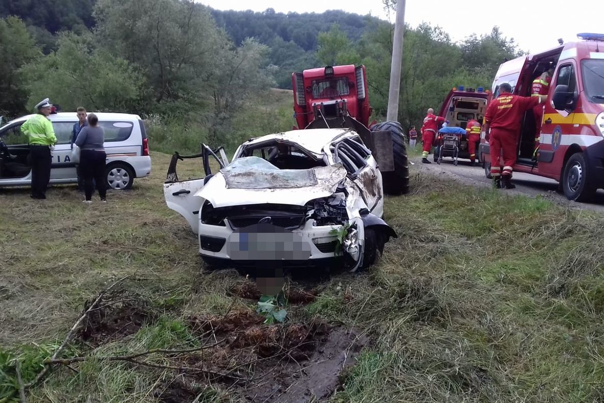 Mașină condusă de un minor aflat sub influența băuturilor alcoolice, răsturnată într-un pârâu (FOTO)