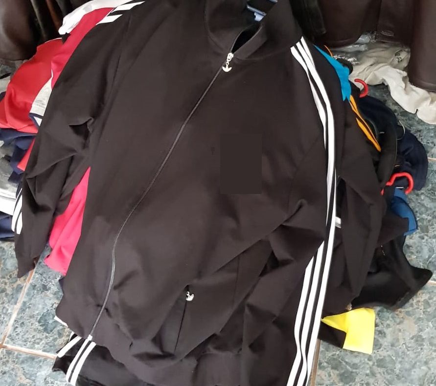 Marfă despre care există suspiciuni că ar fi contrafăcută, depistată într-un magazin din Bistrița (FOTO)