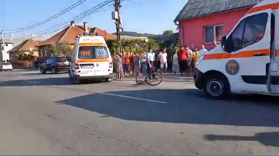 Accident Năsăud: Copil pe bicicletă, lovit de o ambulanță aflată în misiune