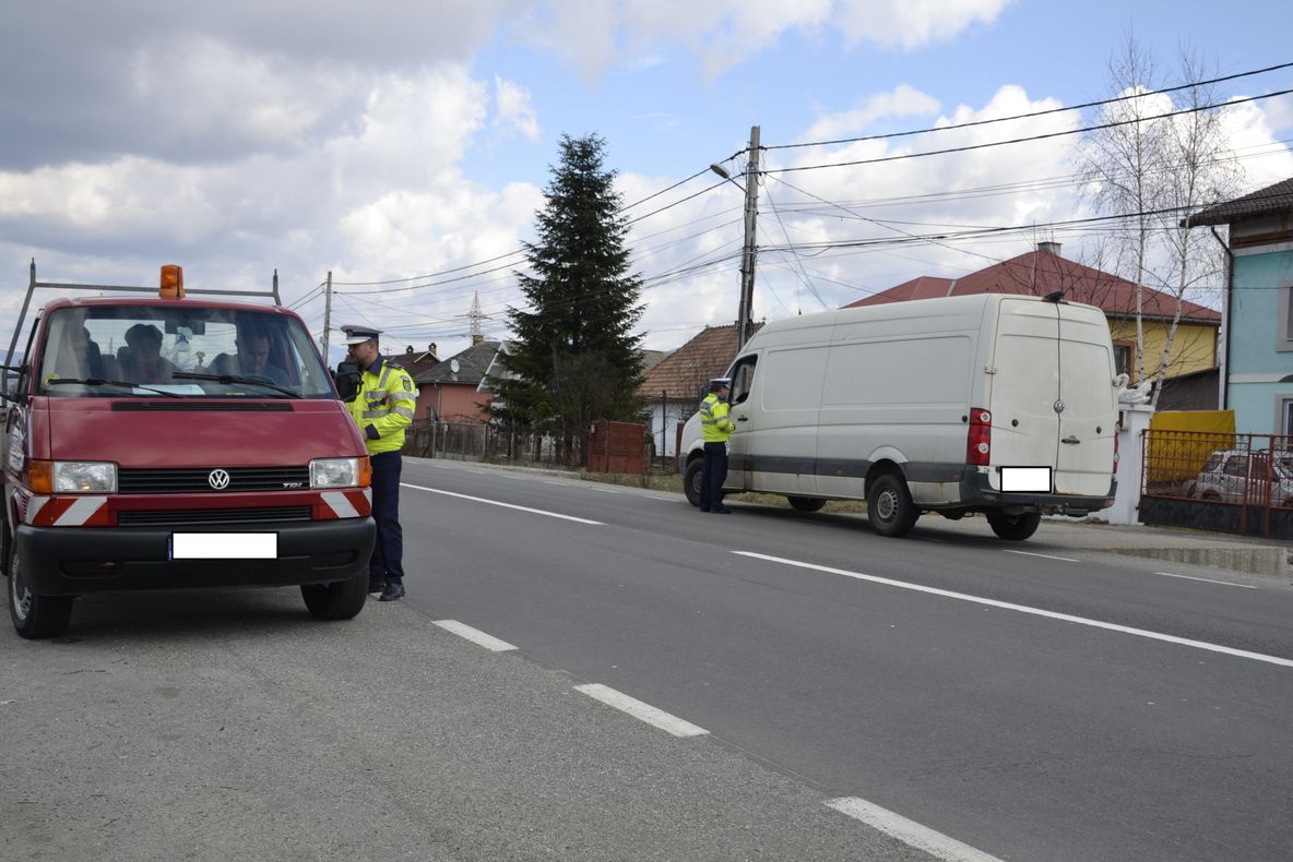 Controale în trafic pentru depistarea transportatorilor ilegali de persoane