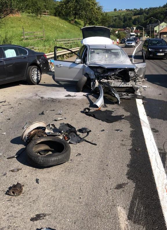 FOTO: Trei autoturisme implicate într-un accident pe Valea Bîrgăului! Cinci persoane au ajuns la spital