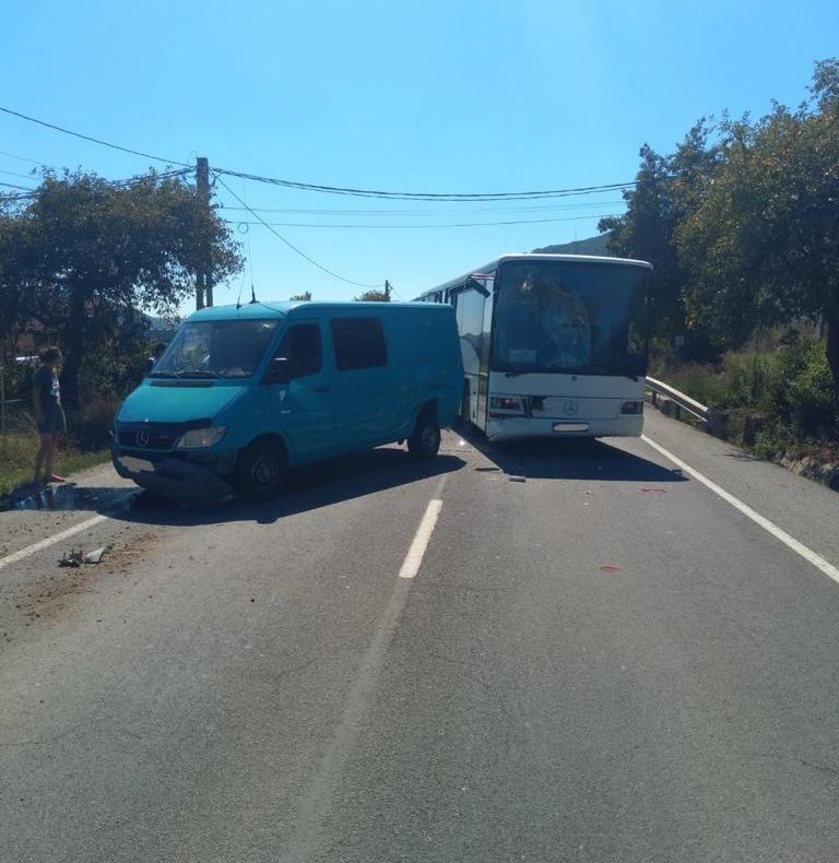 Carambol pe DN 17, în Groapa Sărății din Bistrița, din cauza neatenției șoferului unui autocar! Două persoane au ajuns la spital