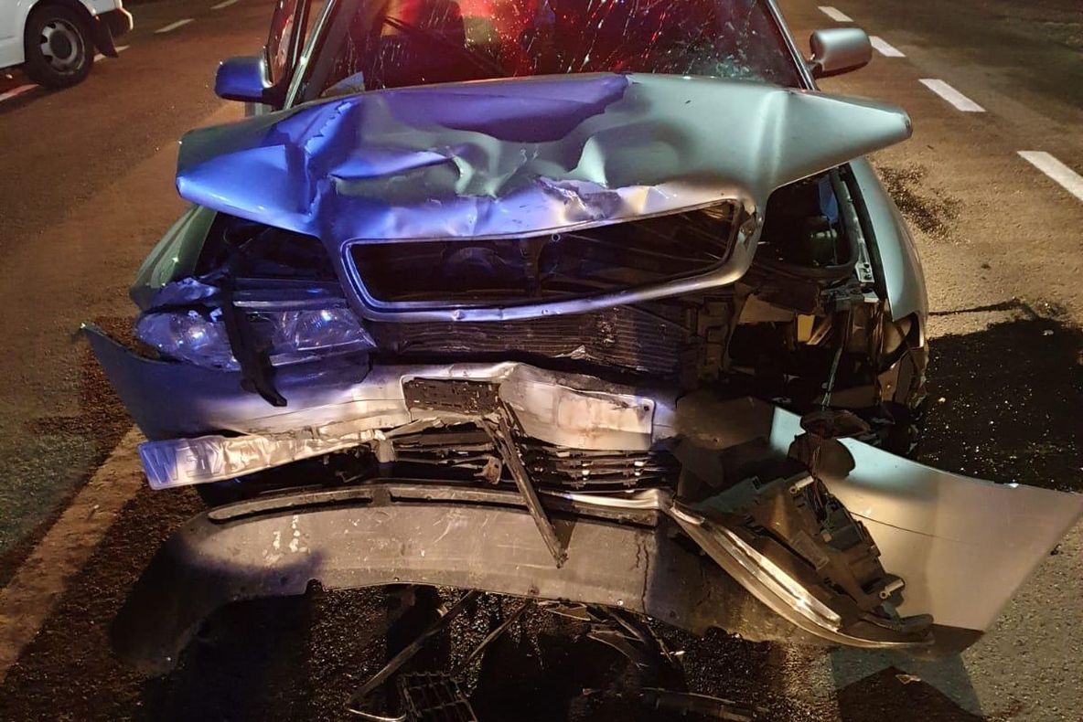 FOTO: Șofer din Bistrița-Năsăud, în prag de comă alcoolică la volan! A șifonat zdravăn două mașini