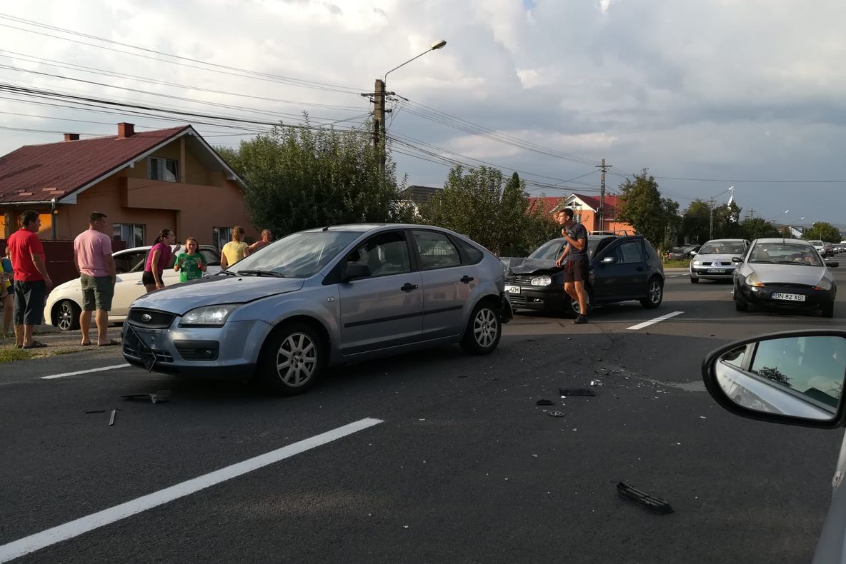 FOTO: Două autoturisme implicate într-un accident în cartierul Unirea din Bistrița