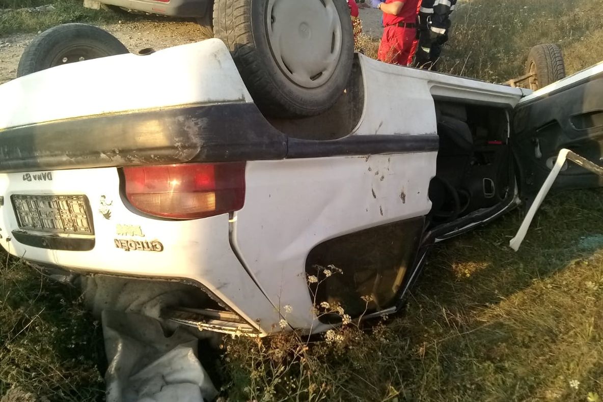 UPDATE: (FOTO) Mașină răsturnată în Cristeștii Ciceului! Un bărbat a murit, iar un altul este rănit