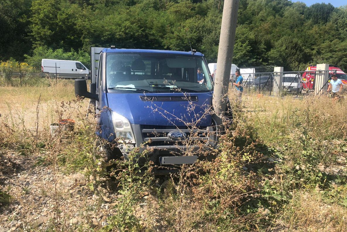FOTO: Accident în Șieu Măgheruș! O camionetă, acroșată de un autoturism, a ajuns într-un stâlp