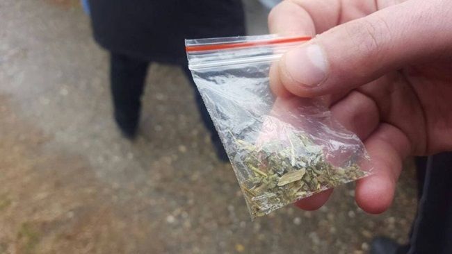 Suspectați că dețin droguri! Doi tineri din Bistrița, anchetați de polițiști