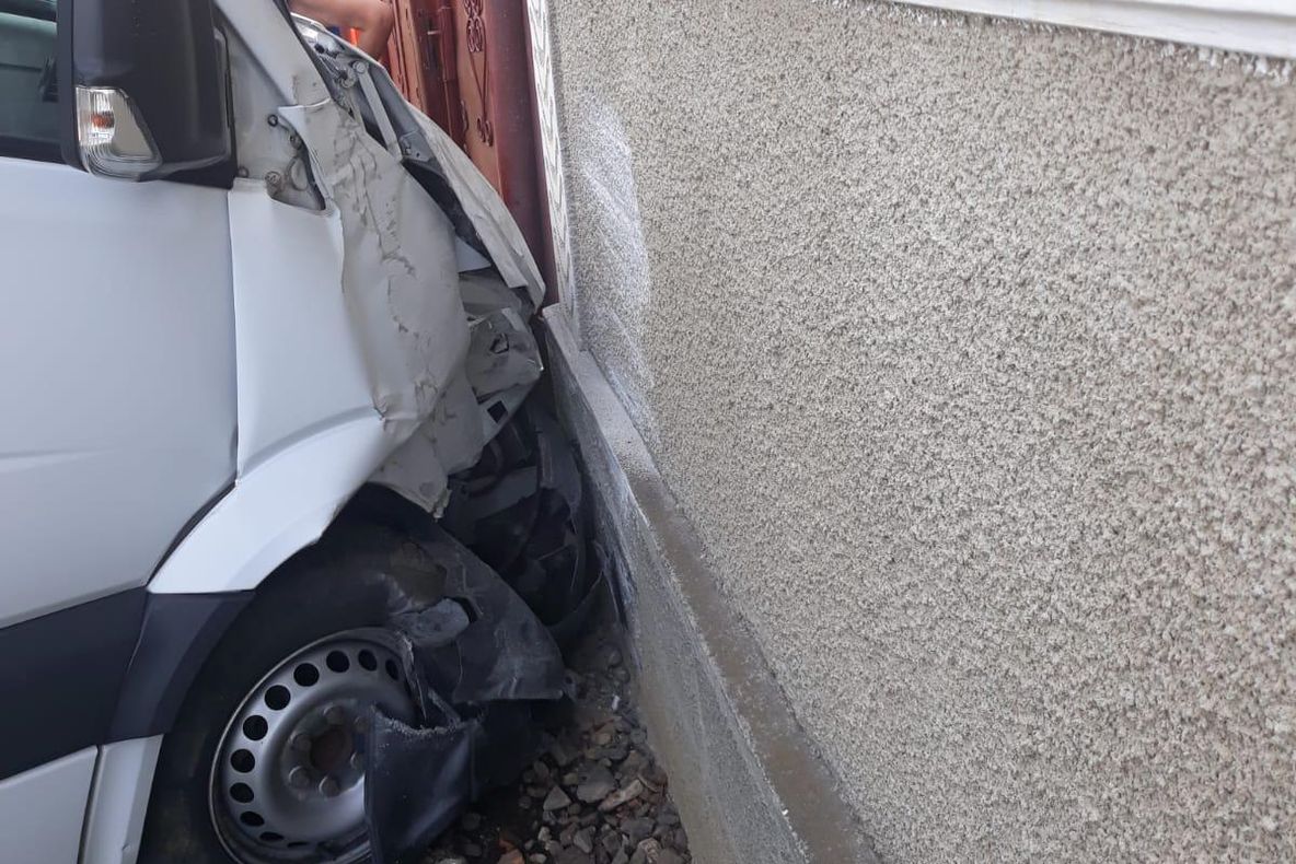 Accident rutier provocat de un cetățean german aflat sub influența alcoolului, pe un drum județean din Bistrița-Năsăud (FOTO)