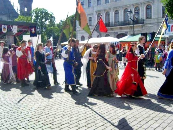 Două zile medievale, la Bistrița! Cavaleri, domnițe și menestreli reînvie ritmuri din trecut