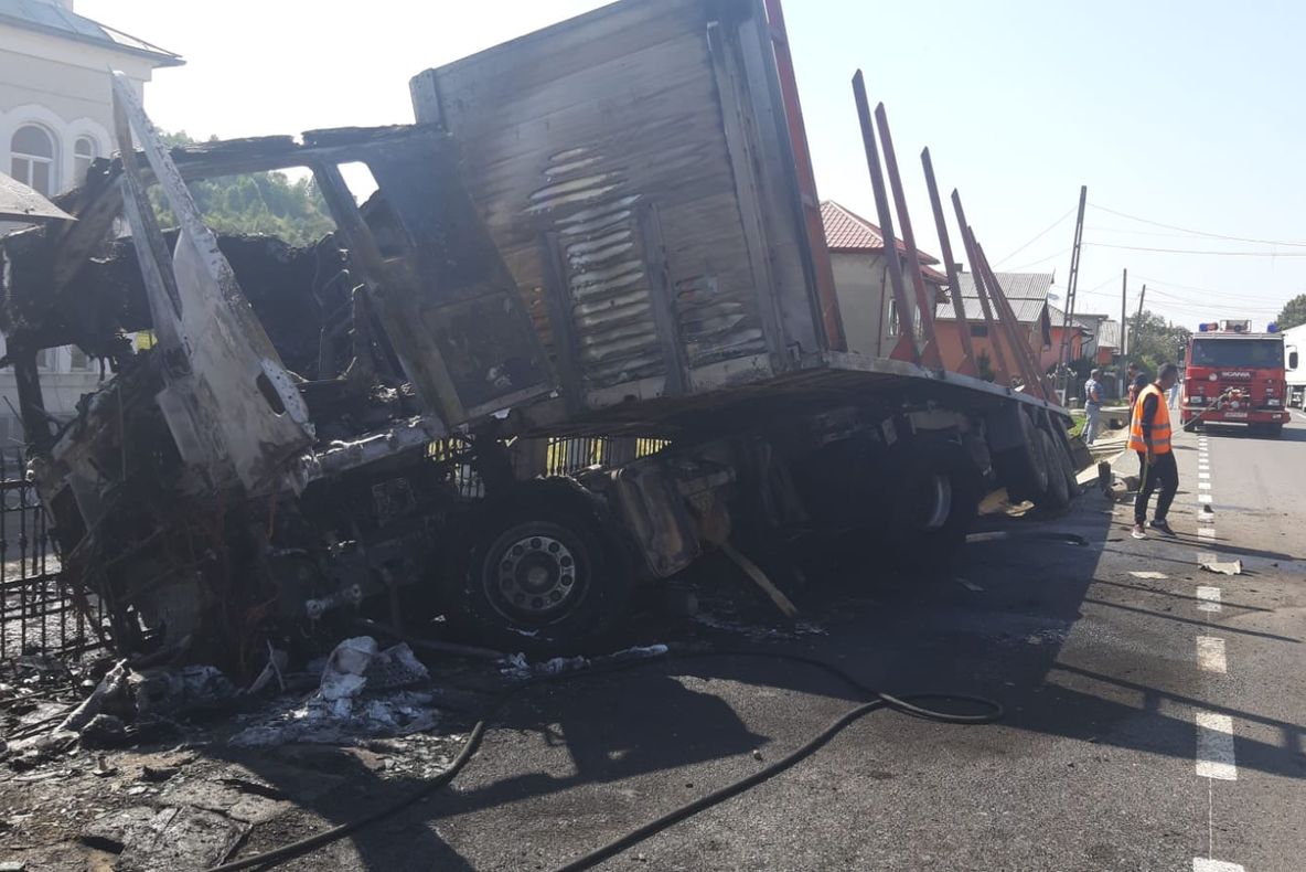 Cabina unui autotren a luat foc în urma unui accident rutier (FOTO/VIDEO)