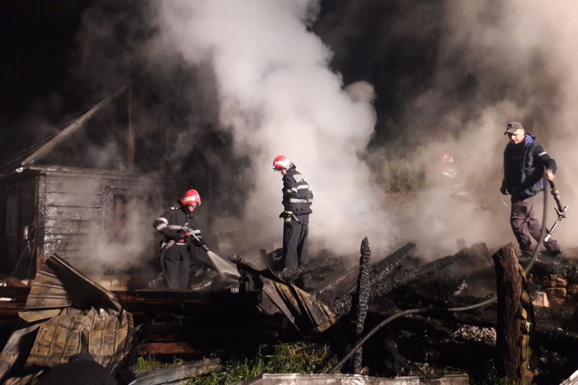 Anexe gospodărești și acoperișul unei case de locuit, distruse într-un incendiu (FOTO)