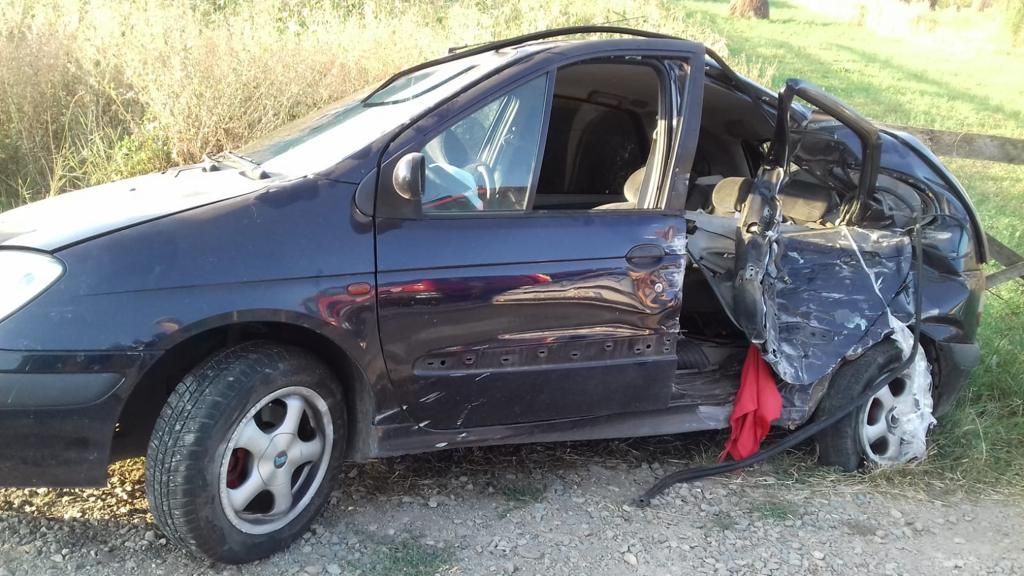 Accident rutier provocat de o femeie care se afla la volanul unui autoturism, pe DN 17D (FOTO)