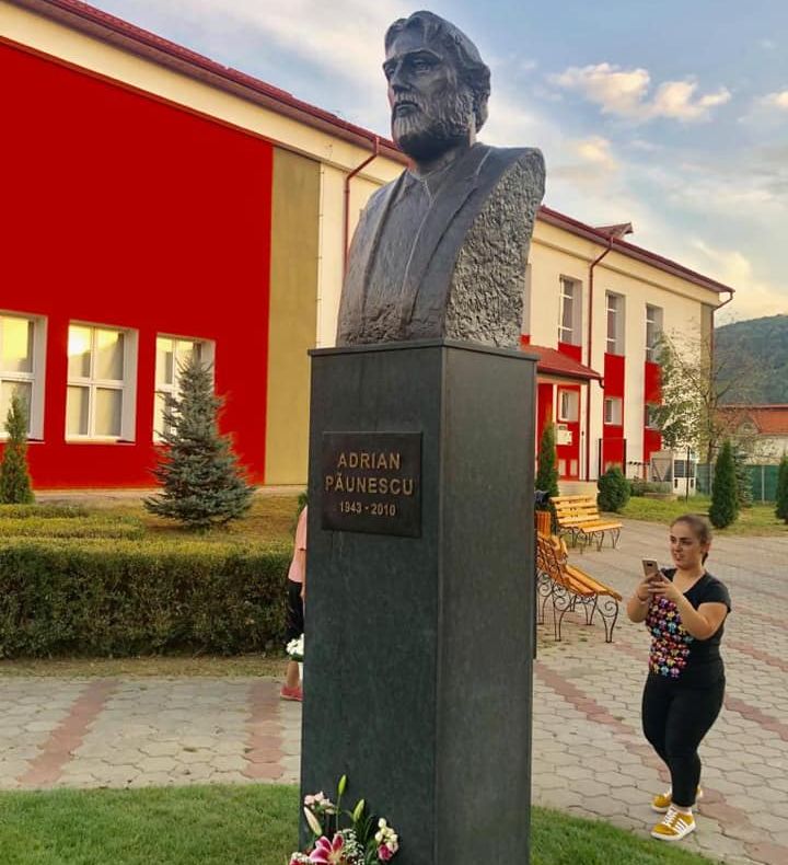 Bust al poetului Adrian Păunescu, amenajat în orașul academicienilor din județul Bistrița-Năsăud (FOTO)