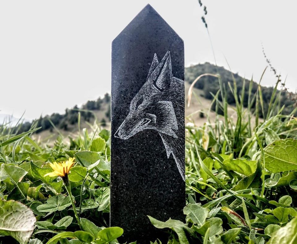 Bornele kilometrice de pe Via Transilvanica, personalizate cu ajutorul unor sculptori din țară și străinătate (FOTO)