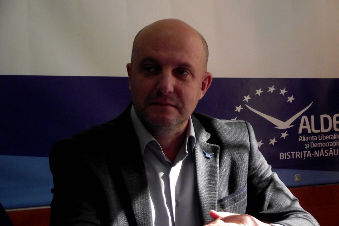 Viceprimarul Gelu Muthi se declară mulțumit de modul în care s-au realizat lucrările de reparații în Piața Decebal din Bistrița