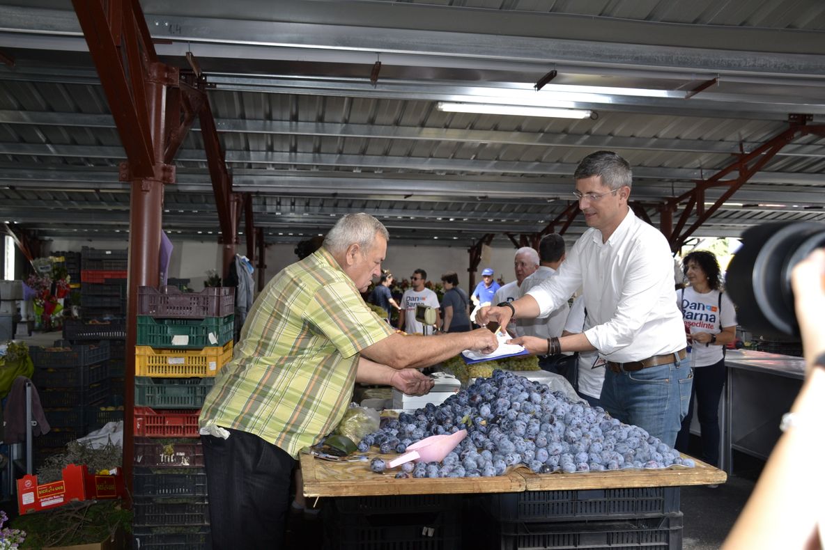 Liderul USR, Dan Barna, la Bistrița, în plină campanie de strângere de semnături pentru susținerea candidaturii sale la alegerile prezidențiale (FOTO/VIDEO)