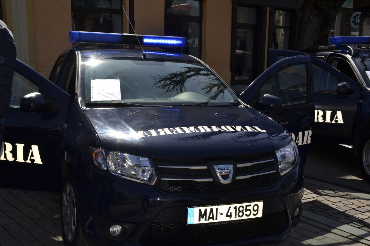 Trei tineri din Bistrița, potoliți de jandarmi după ce au vandalizat mai multe mașini și au tâlhărit un adolescent