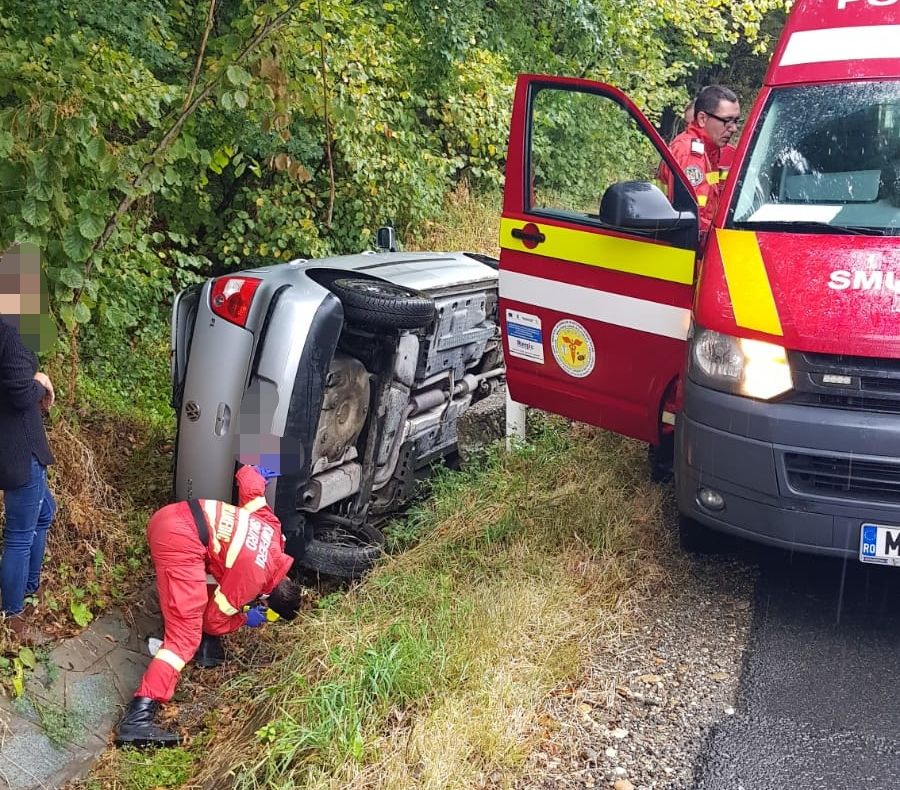 Mașină a ieșit în decor, pe DN 17 C, lângă Dumitra