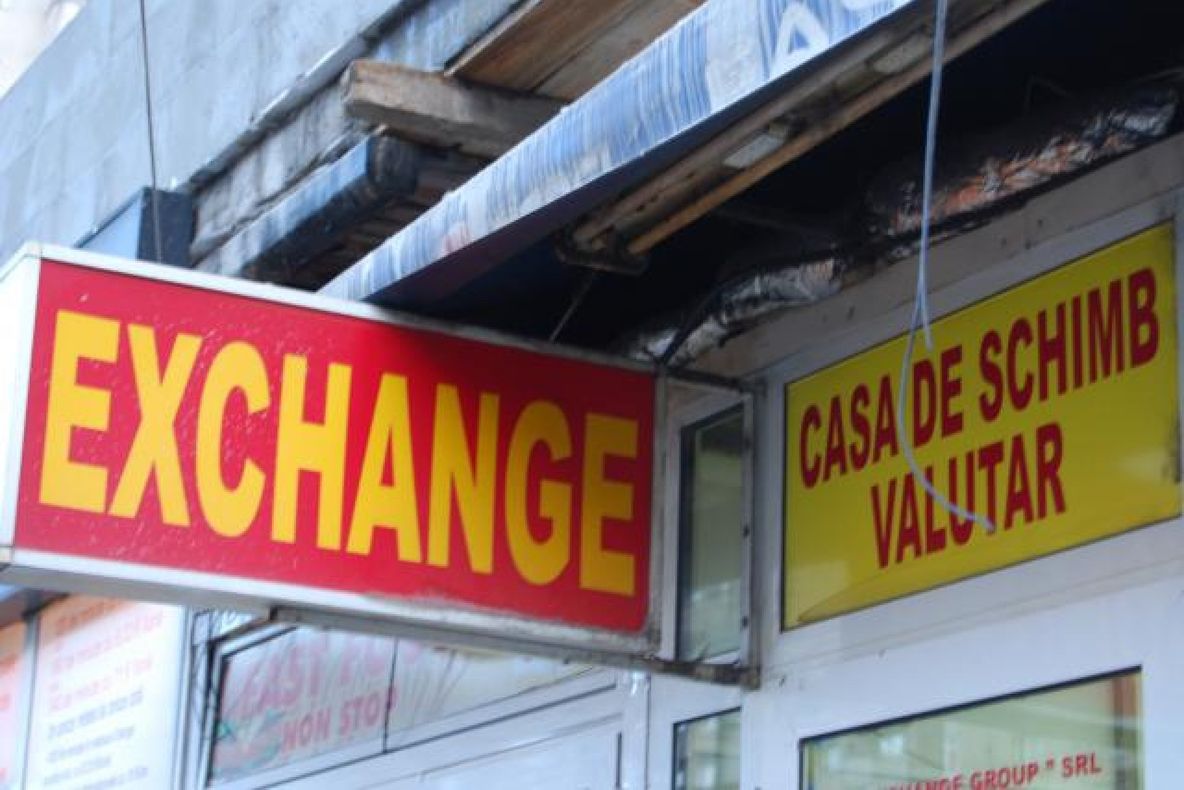 Bărbat din Brașov, cercetat de polițiști, după ce a înșelat o casieră de la o casă de schimb valutar din Bistrița