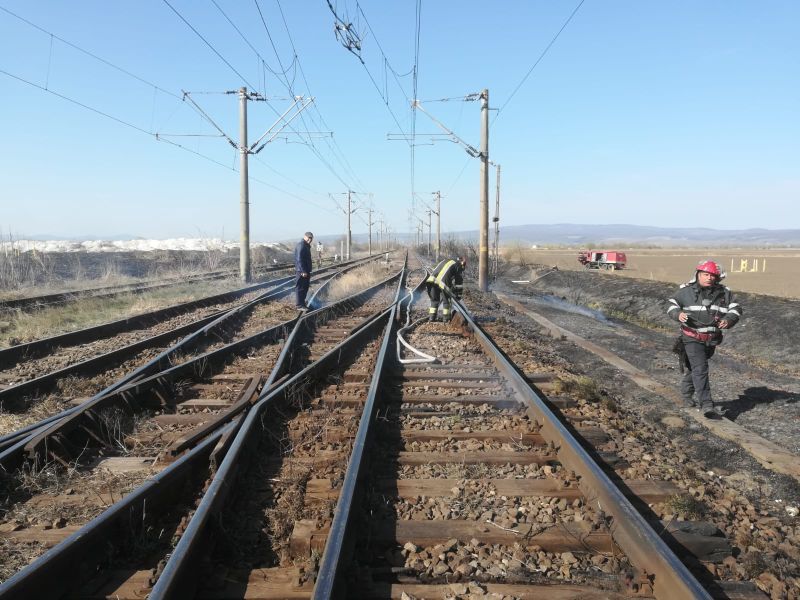 Incendiu de vegetație, lângă calea ferată! Un tren personal, oprit în stație