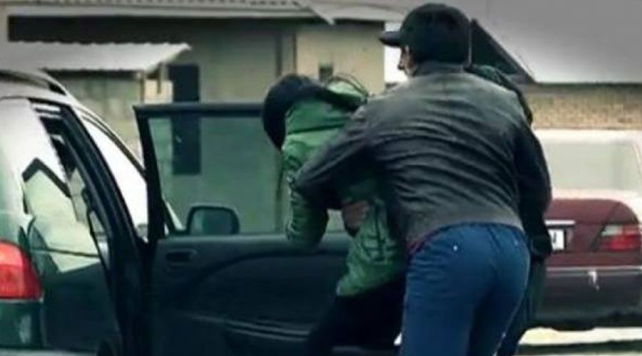 Bistrițean, arestat preventiv, după ce, împreună cu un clujean au răpit o femeie de pe stradă, în Baia Mare