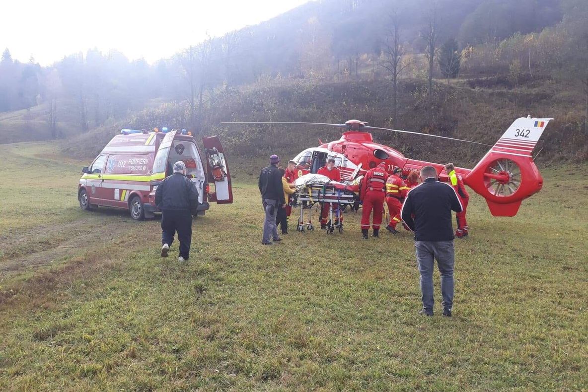 Elicopter SMURD, solicitat pentru a prelua un bărbat din Bistrița-Năsăud. Acesta a fost rănit grav în timp ce se afla în pădure (FOTO/VIDEO)