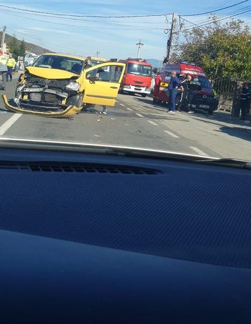 Coliziune între două mașini, pe DN 17, în Viișoara
