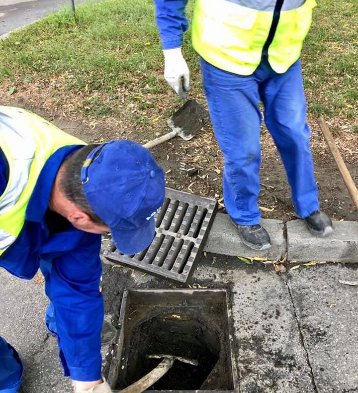 Lucrări de curățare a gurilor de scurgere de pe străzile din municipiul Bistrița (FOTO)