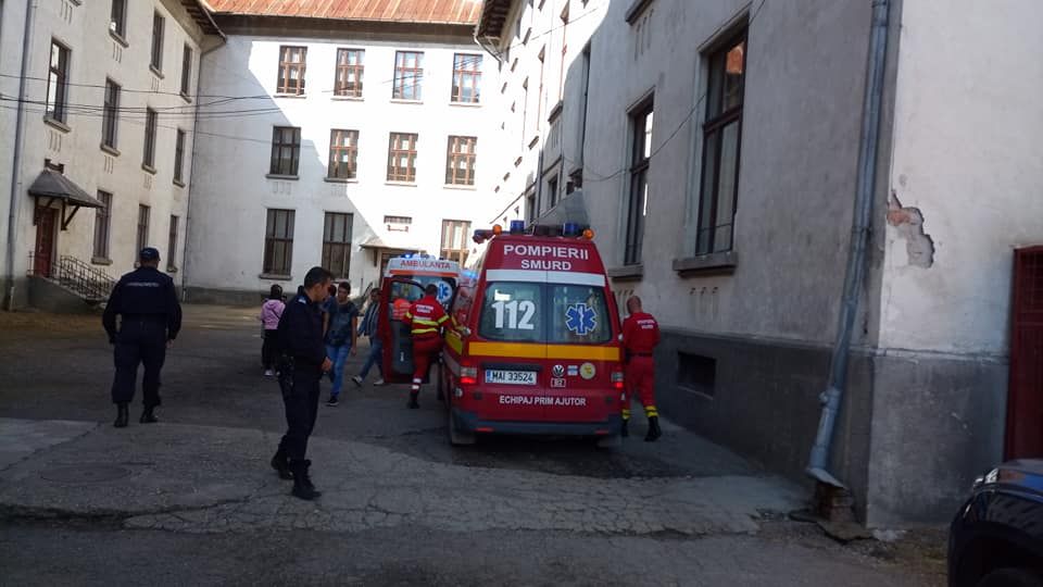 Incident îngrozitor la școală! Un copil de 13 ani a căzut în gol de la circa 8 metri înălțime