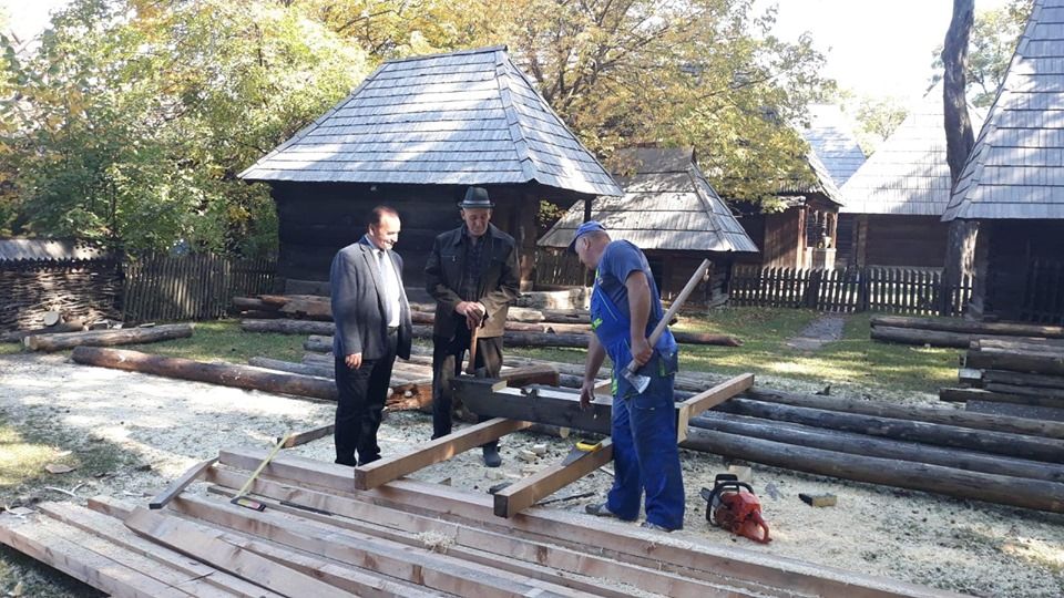 Casa tradițională din comuna Șanț, expusă la Muzeul Satului din Capitală, în plin proces de restaurare (FOTO)