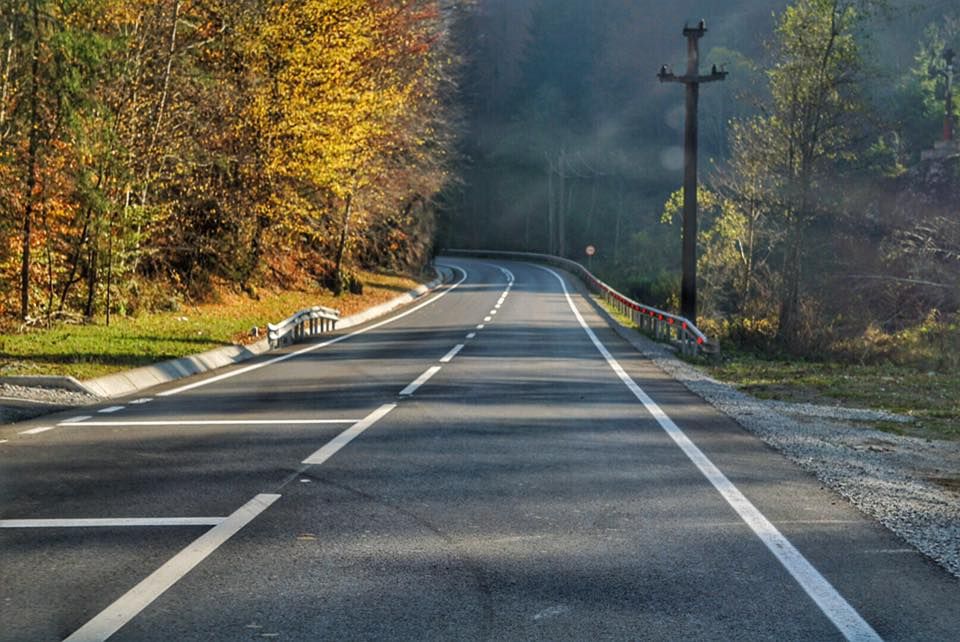 Asfalt ca-n palmă până în stațiunea Colibița din Bistrița-Năsăud, cunoscută drept ”Marea de la munte” (FOTO/VIDEO)