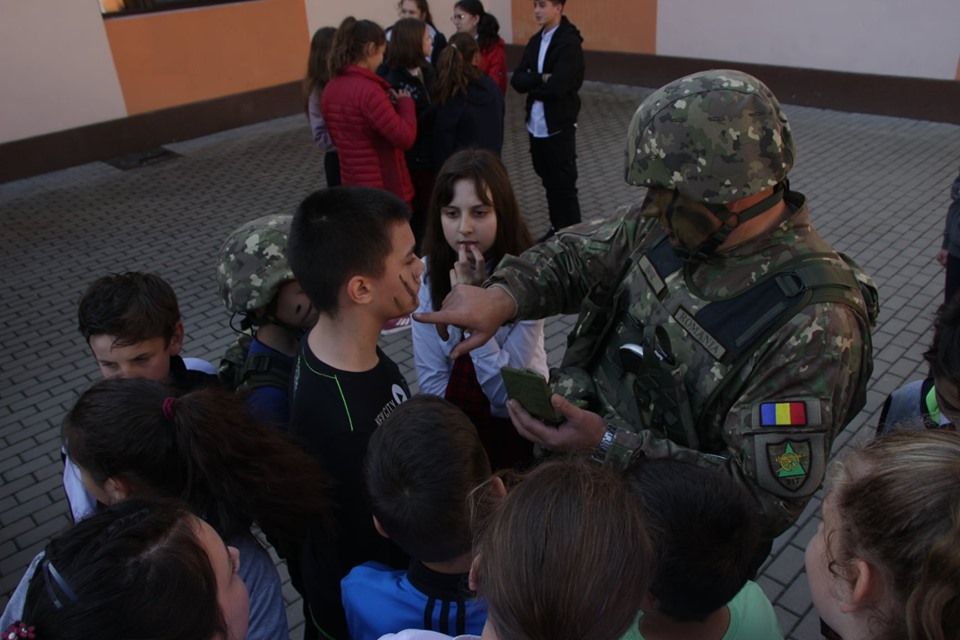 Militarii Brigăzii 81 Mecanizată „General Grigore Bălan”, în mijlocul a peste 500 de elevi ai unui liceu din Bistrița-Năsăud (FOTO)