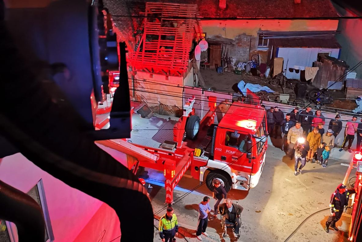 Casă mistuită de flăcări din cauza unui coș de fum defect sau necurățat corespunzător (FOTO/VIDEO)