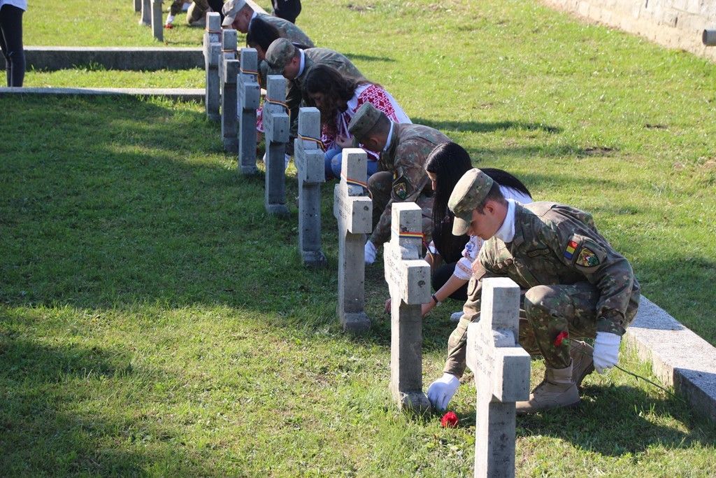Omagiu adus militarilor care și-au pierdut viața pentru apărarea patriei (FOTO)