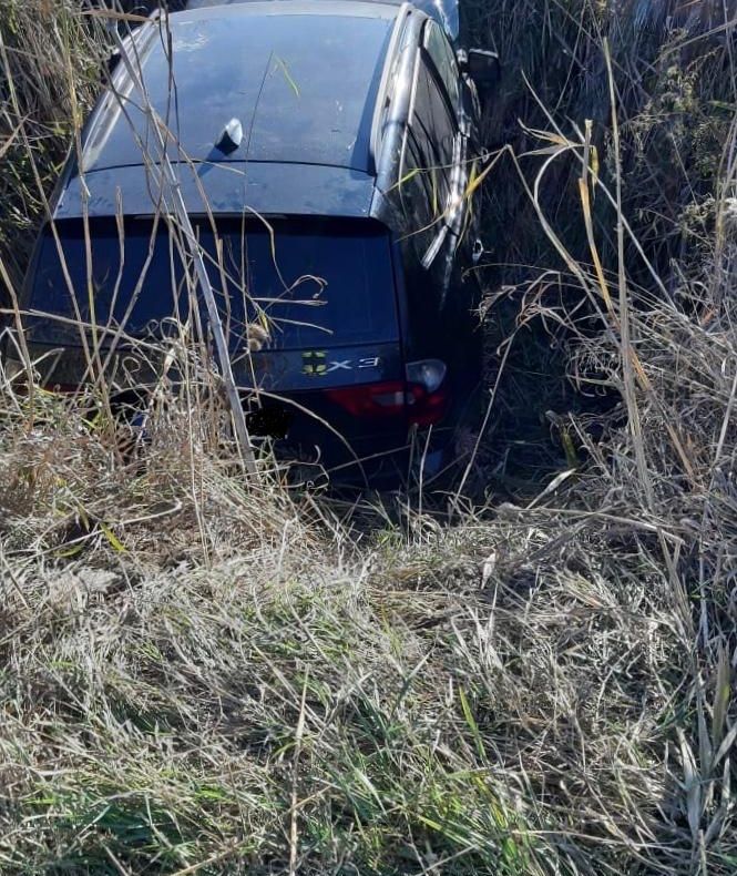 Autoturism intrat într-un șanț, într-o localitate din Bistrița-Năsăud ! Cinci persoane sunt implicate în accidentul rutier