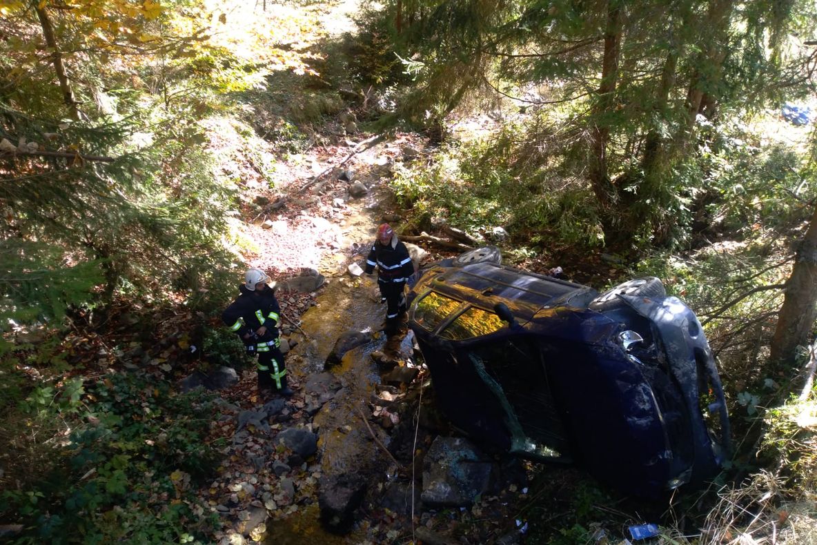 Autoturism răsturnat într-o râpă în Valea Străjii! O persoană a fost transportată la spital