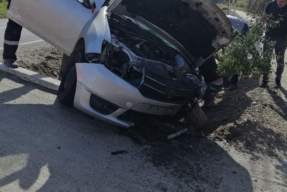 Mașină intrată într-un cap de pod, în Dipșa! O persoană a rămas încarcerată
