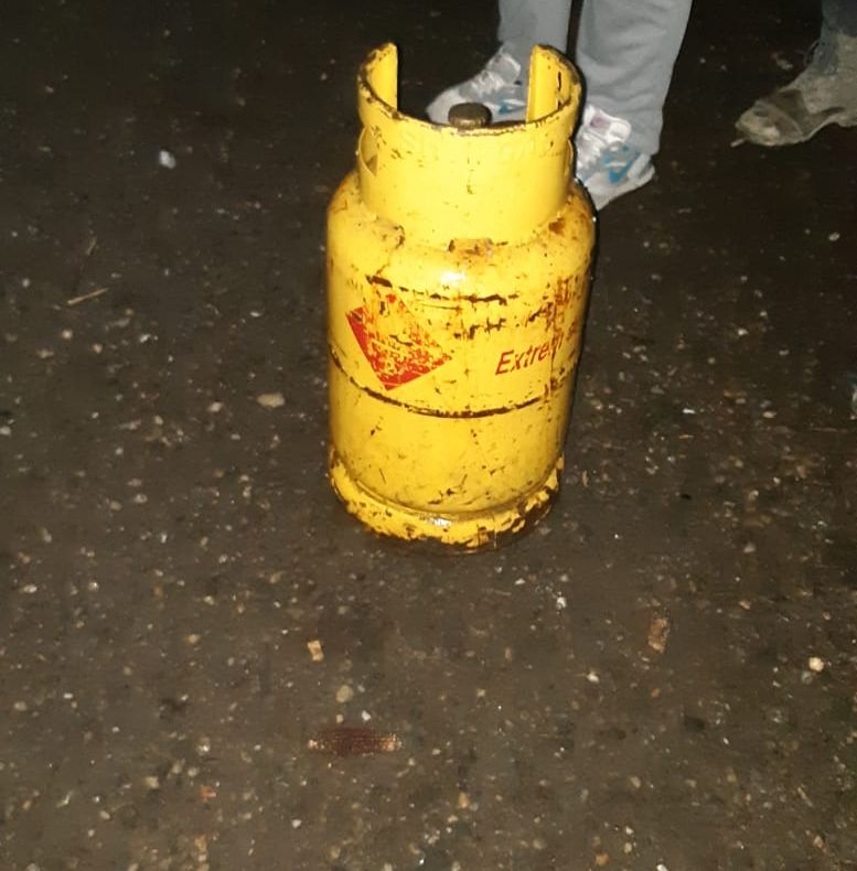 FOTO: Incendiu la o locuință dintr-un sat bistrițean, după ce o butelie a explodat